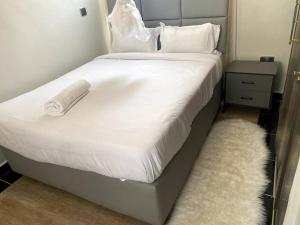 1bedroom@Pacho0725913803 في كيزيمو: سرير أبيض كبير عليه منشفة بيضاء