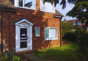 una casa de ladrillo con puerta y ventana en The Reading Gem, en Reading