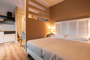 Un dormitorio con una cama grande y una ventana en Mistral Apartments, en Puntone di Scarlino
