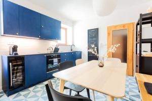 Kuchyň nebo kuchyňský kout v ubytování Apartment 12 - U Pivovaru Boží Dar - electric car charger + 17 fotografií