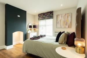 um quarto com uma cama grande e uma mesa em Ellistown Retreat em Hugglescote