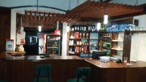 un bar en un restaurante con sillas en una habitación en DENOBASE MILIMANI, en Nairobi