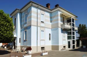 a large white building with a balcony at Villa Ceirano in Lagnasco