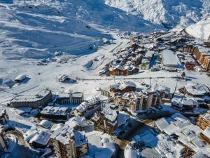 uma vista aérea de uma cidade coberta de neve em Résidence OrsiÈre - 2 Pièces pour 4 Personnes 074 em Val Thorens