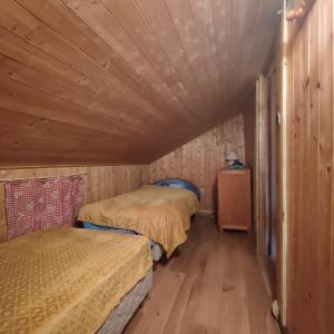 Habitación pequeña con 2 camas y paredes de madera. en Chalet l Abondance, en La Chapelle-dʼAbondance