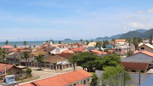 a view of a town with houses and the ocean at Resort Saúde Premium in Peruíbe