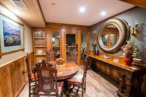 comedor con mesa de madera y espejo en LUXURY!! Hot Tub, Pool Table, River & Petting zoo?, en Sugar Grove