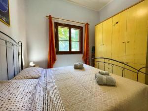 - une chambre avec un lit et 2 oreillers dans l'établissement Torre di Chia Holiday Home, à Chia