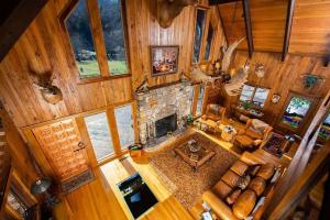 Una vista aérea de una sala de estar con chimenea. en LUXURY!! Hot Tub, Pool Table, River & Petting zoo?, en Sugar Grove