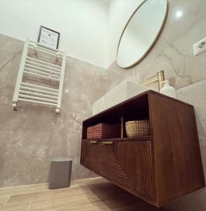 y baño con armario de madera y espejo. en Maison Frida • Tivoli, en Tívoli