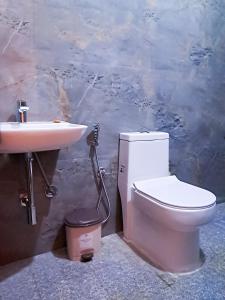 La salle de bains est pourvue de toilettes et d'un lavabo. dans l'établissement Private Paradise Opposite Nandi Hills, à Bangalore