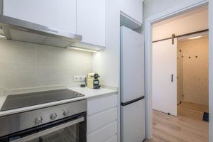 Hauzify I Apartaments Can Pi的厨房或小厨房