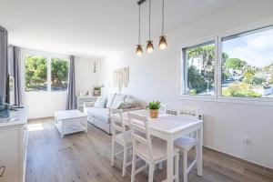滨海圣波尔Hauzify I Apartaments Can Pi的带桌子和沙发的客厅