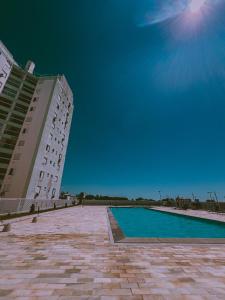 Kolam renang di atau dekat dengan Apto novo com vista privilegiada para o Mar Grosso