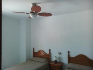 Łóżko lub łóżka w pokoju w obiekcie Apartamentos Mary