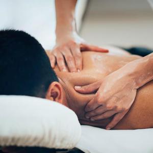 um homem a receber uma massagem de um terapeuta em קסם עין כרם em ‘En Kerem