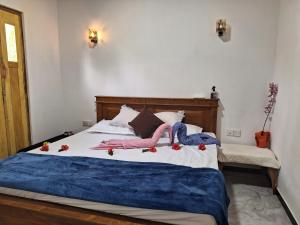 een slaapkamer met een bed met twee poppen erop bij Alali Villa in Bentota