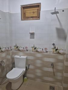 een badkamer met een toilet en een douche bij Alali Villa in Bentota