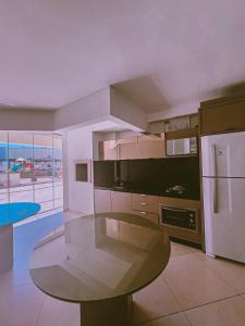 Dapur atau dapur kecil di Apto novo com vista privilegiada para o Mar Grosso