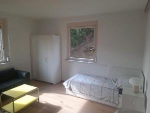 1 dormitorio con cama y ventana en Quiet Room with shared kitchen bathroom, en Graz