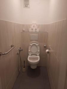 Vannituba majutusasutuses Quiet Room with shared kitchen bathroom