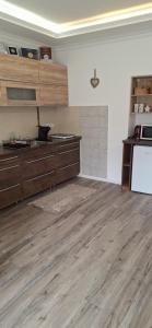 Kuchyňa alebo kuchynka v ubytovaní Paradise Apartmanház