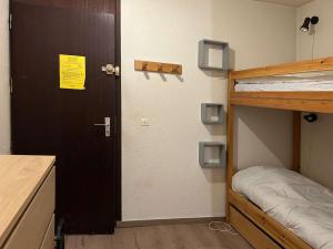 Appartement Les Orres, 1 pièce, 4 personnes - FR-1-322-10にある二段ベッド
