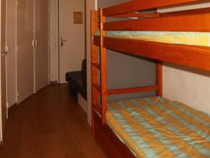 Appartement Les Orres, 1 pièce, 4 personnes - FR-1-322-222にある二段ベッド