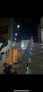 una scala che conduce a un edificio con tavolo e luci di Casa Scarciglia a Minervino di Lecce