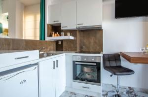 Kuchyň nebo kuchyňský kout v ubytování Zante Harbour Suites with free gym services by "elite"