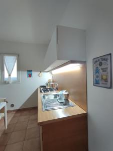 uma cozinha com uma placa de fogão e forno. em Nice apartment lake view & free parking em Pastrengo