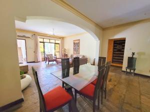 - une salle à manger avec une table et des chaises dans l'établissement Elegant & Peaceful Apartment, à Galu