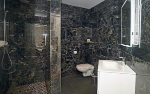 een badkamer met een toilet, een wastafel en een douche bij Moy Hotel in Mayo