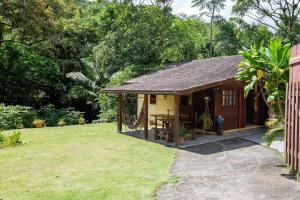 mały dom w ogrodzie z ogródkiem w obiekcie Sítio Águas Encantadas - Cachoeira e Águas termais w mieście Santo Amaro da Imperatriz