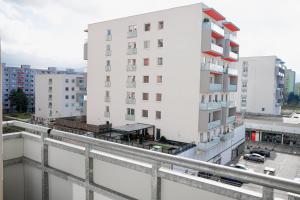 uma vista para um edifício branco a partir de uma varanda em Apartmán u Martina em Žilina