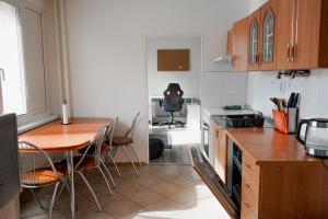 uma cozinha com uma mesa e cadeiras numa cozinha em Apartmán u Martina em Žilina