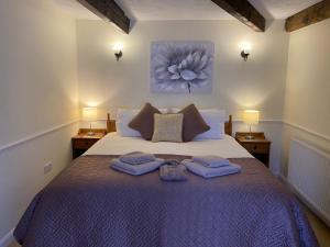 Un dormitorio con una cama con dos toallas encima. en Bryn Melyn Farm Cottages, en Bala