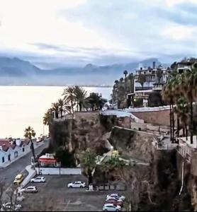 アンタルヤにあるAntalya kaleiçi bahçeli özel muhteşem müstakil villaの海辺の丘に車を停めた街