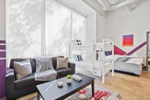 sala de estar con sofá y literas en Stunning Downtown Apartment with Pool, Laundry, Parking, en Dallas 18 fotos más