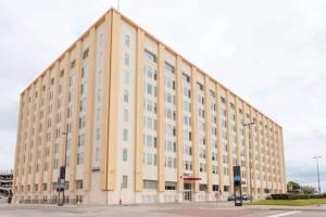 un gran edificio en una calle con un semáforo en Stunning Downtown Apartment with Pool, Laundry, Parking, en Dallas