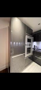 een keuken met een koelkast en een fornuis bij Exclusive Large Parliament Apartment in Londen