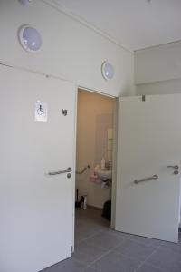 baño con paredes blancas y lavamanos en Fontaineblhostel hostel & camping near Fontainebleau en La Chapelle-la-Reine