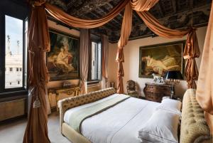 Posteľ alebo postele v izbe v ubytovaní Terraces of The Capitoline - Beyond by TreasureRome