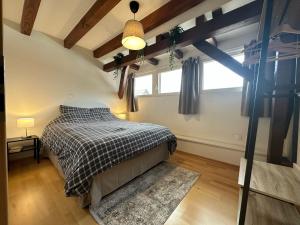 1 dormitorio con cama y ventana en Petite Etoile Cozy House en Marlenheim