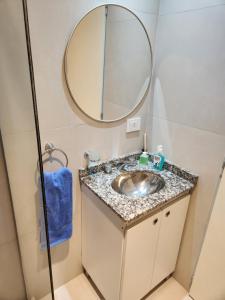 ein Bad mit einem Waschbecken und einem Spiegel in der Unterkunft Costanera Vista in Posadas