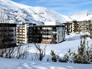 a city in the snow with mountains in the background at Résidence Soldanelles - 2 Pièces pour 5 Personnes 714 in Tignes