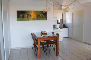 - une cuisine avec une table en bois dans une chambre dans l'établissement Résidence Lou Cout, à Vieux-Boucau-les-Bains