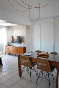 - une salle à manger avec une table et des chaises dans l'établissement Résidence Lou Cout, à Vieux-Boucau-les-Bains