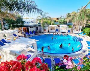 カーポ・ヴァチカーノにあるHotel resort Rocca di Vadaroのリゾートのスイミングプールを利用するグループの方