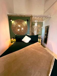 a bedroom with a large bed with a green wall at ASAS DEL MAR - SUITES in Canoa Quebrada